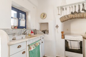 Kylskåp, ugn, spishäll och kaffe- och tebryggare