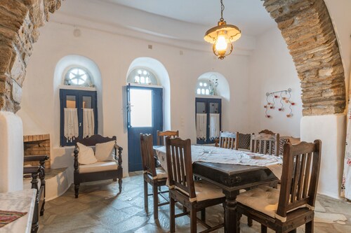 Ferienhaus 'Kykladen White House' mit Bergblick und Gemeinschaftsterrasse