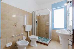 Douche, sèche-cheveux, serviettes fournies