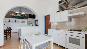 Frigorifero, microonde, forno, piano cottura