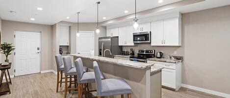 Réfrigérateur, micro-ondes, four, plaque de cuisson