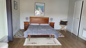 3 habitaciones y tabla de planchar con plancha