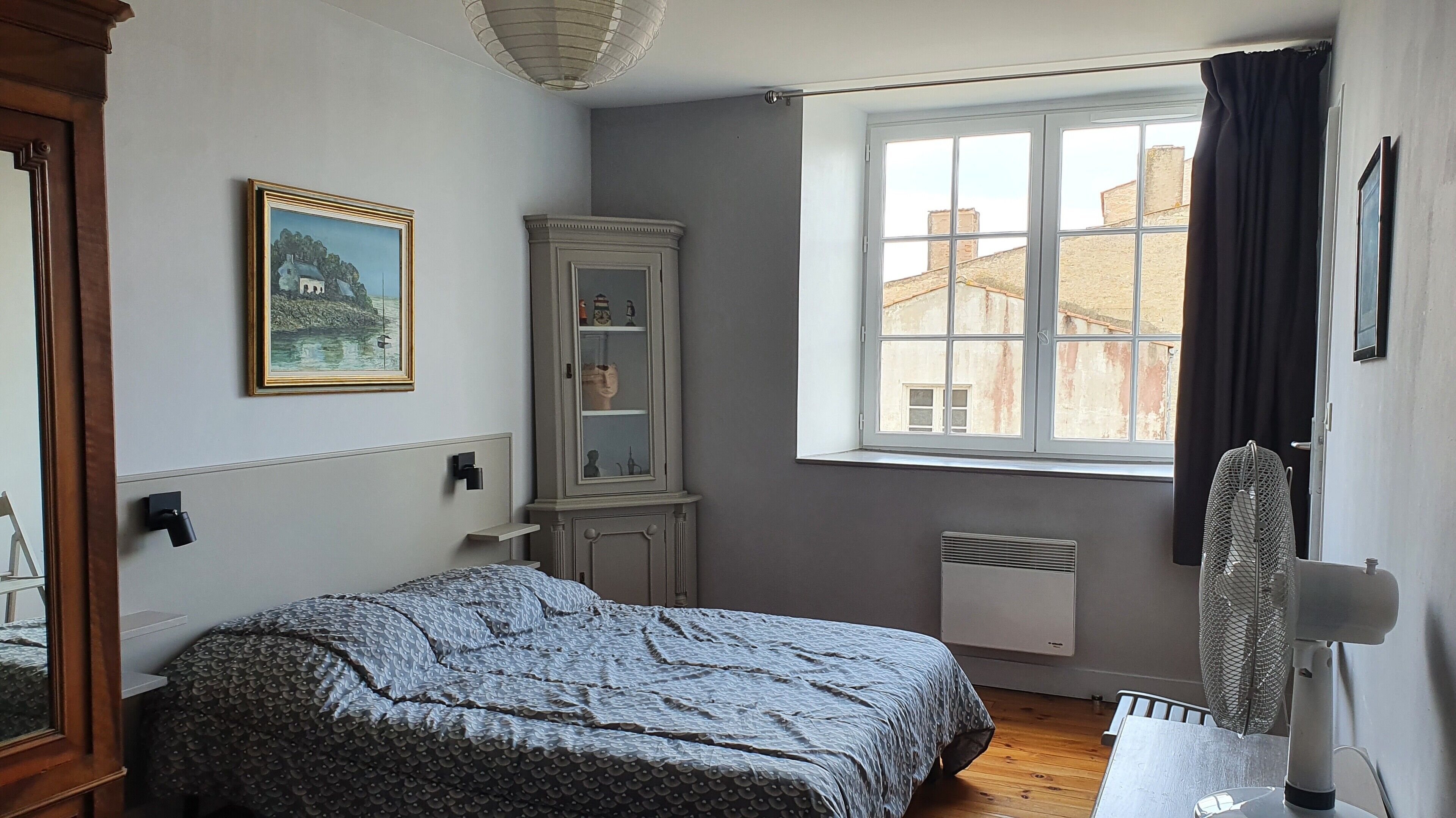 3 habitaciones y tabla de planchar con plancha 