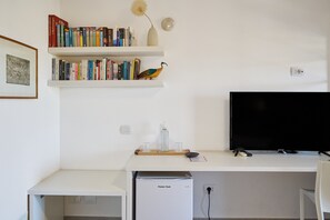 Interior - Room 'Carrara' with Shared Terrace, Wi-Fi and Air Conditioning (Piombino)