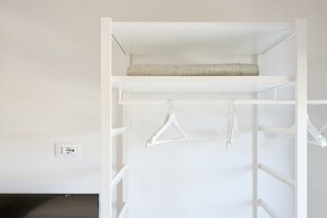 Interior - Room 'Carrara' with Shared Terrace, Wi-Fi and Air Conditioning (Piombino)