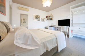 1 bedroom, free WiFi, bed sheets, wheelchair access - Room 'Carrara' with Shared Terrace, Wi-Fi and Air Conditioning (Piombino)