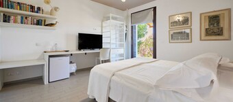 Room 'Carrara' with Shared Terrace, Wi-Fi and Air Conditioning