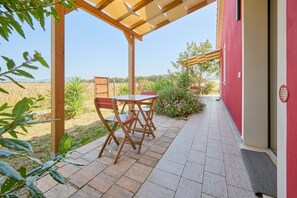 Outdoor dining - Room 'Carrara' with Shared Terrace, Wi-Fi and Air Conditioning (Piombino)