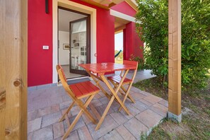 Outdoor dining - Room 'Carrara' with Shared Terrace, Wi-Fi and Air Conditioning (Piombino)