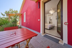 Outdoor dining - Room 'Carrara' with Shared Terrace, Wi-Fi and Air Conditioning (Piombino)