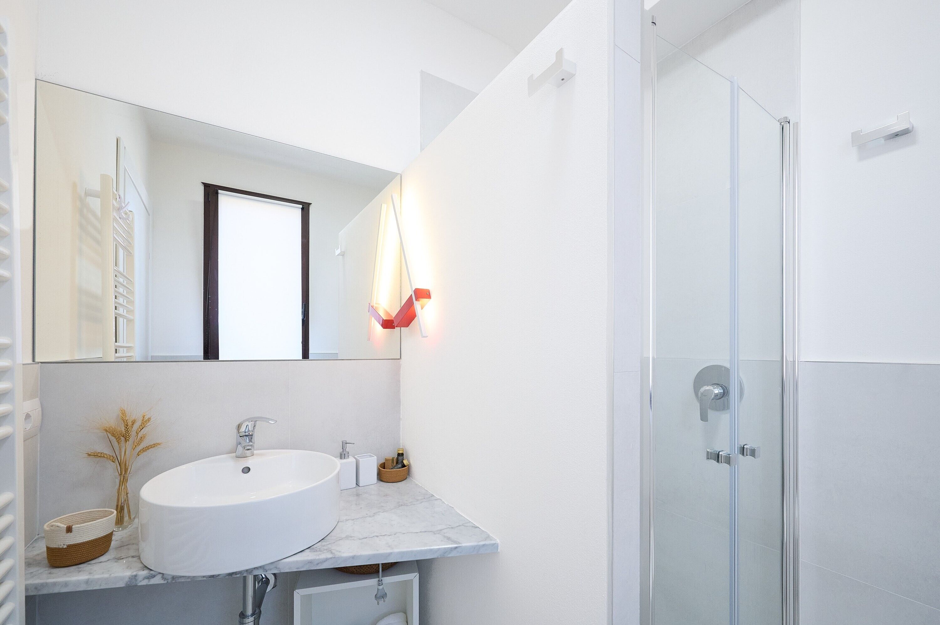 Regadera, secadora de cabello, toallas 