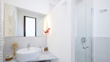 Regadera, secadora de cabello, toallas