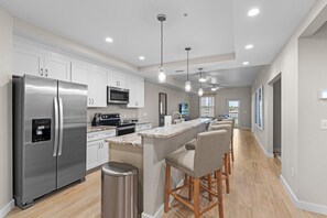 Fridge, microwave, oven, stovetop - Gulf Access with Boat Slip, Heated Saltwater Pool, Dog-Friendly-Bacino Vista #307 - Roelens (Cape Coral)