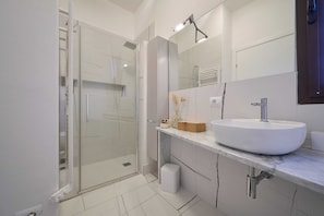 Douche, sèche-cheveux, serviettes fournies