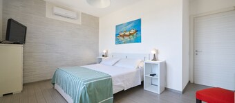 Apartment 'La Casa Rossa' with Shared Terrace, Wi-Fi and Air Conditioning