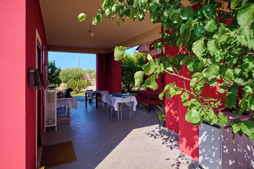 Apartment 'La Casa Rossa' with Shared Terrace, Wi-Fi and Air Conditioning