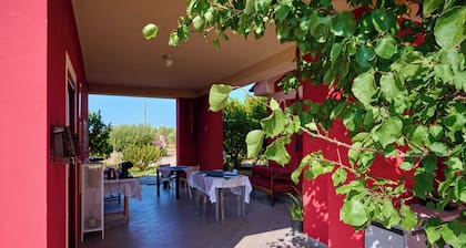 Apartment 'La Casa Rossa' with Shared Terrace, Wi-Fi and Air Conditioning