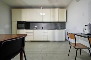 Kylskåp, mikrovågsugn, spishäll och diskmaskin