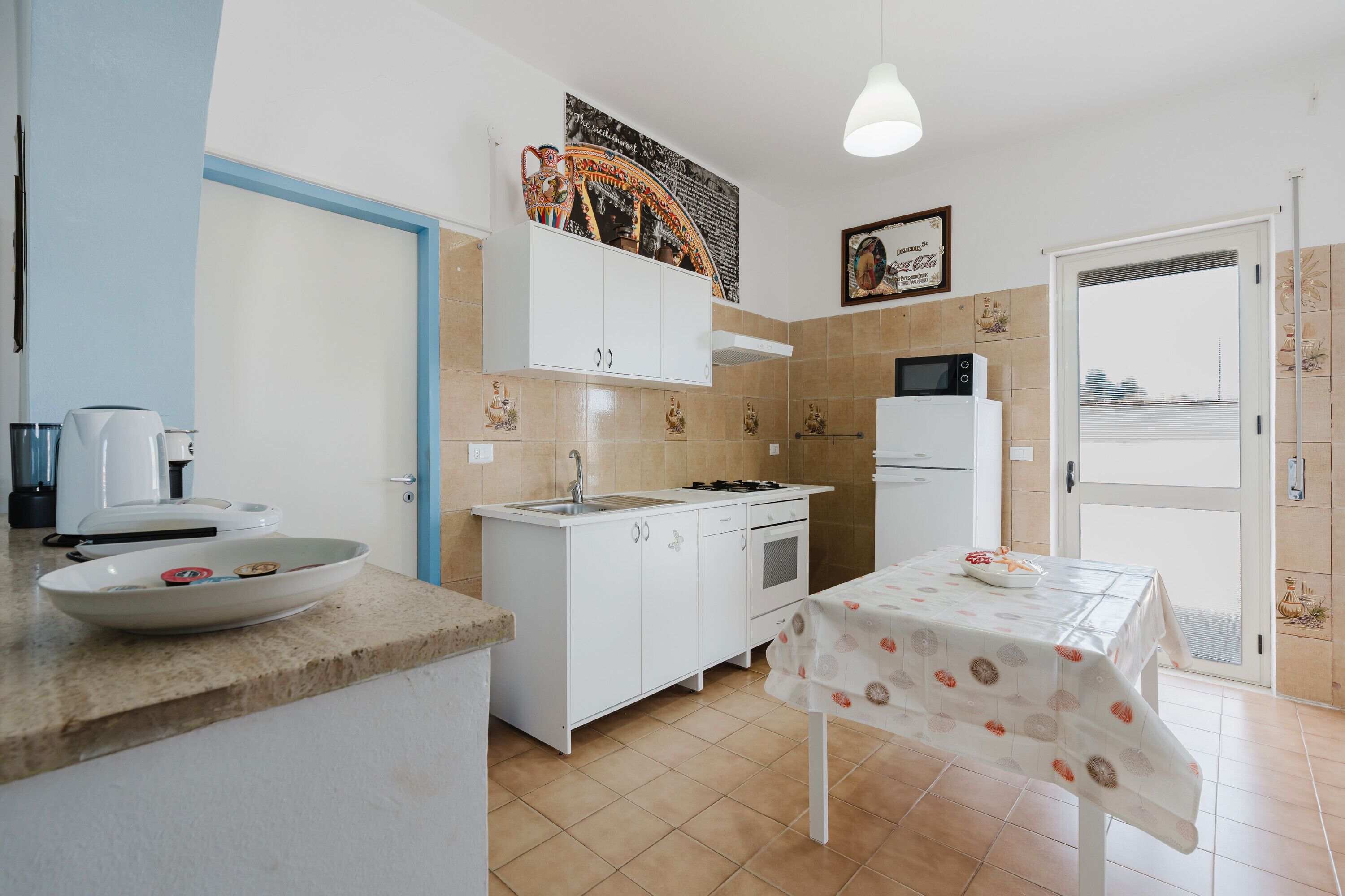 Frigorífico, microondas, horno y placa de cocina