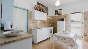 Frigorifero, microonde, forno, piano cottura