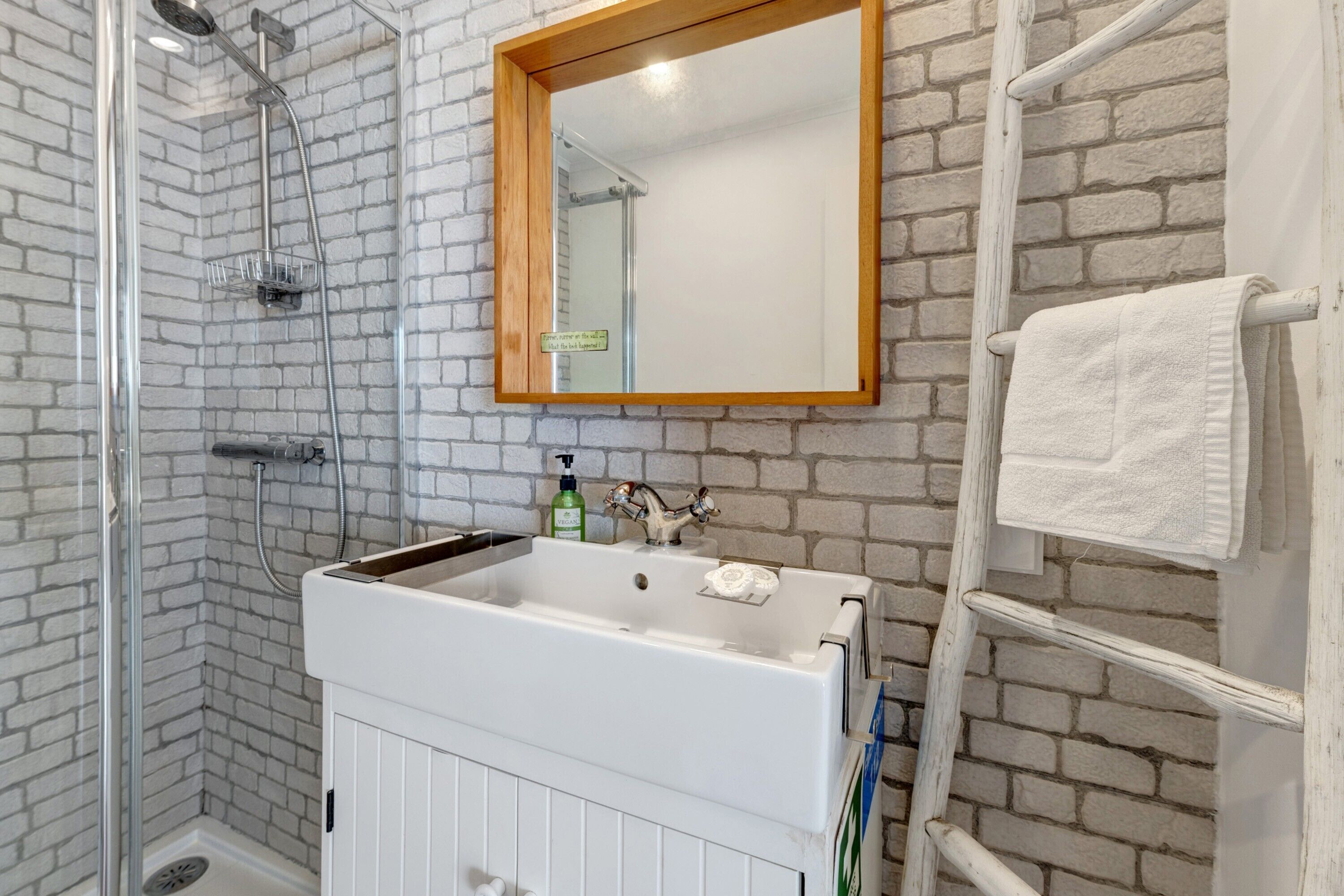 Een douche, een haardroger, handdoeken