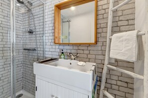 Shower, hair dryer, towels - Studio 'Canto' with Private Terrace, Balcony and Wi-Fi (Cascais)