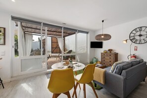 TV - Studio 'Canto' with Private Terrace, Balcony and Wi-Fi (Cascais)