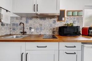 Fridge, microwave, stovetop, coffee/tea maker