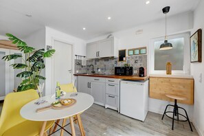 Fridge, microwave, stovetop, coffee/tea maker - Studio 'Canto' with Private Terrace, Balcony and Wi-Fi (Cascais)
