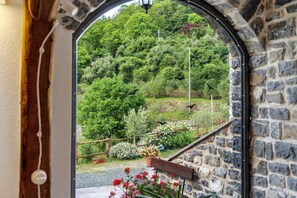 A stone wall with a window revealing a lush green hillside. - Room 'Cottarze' with Mountain View, Wi-Fi and Air Conditioning (Unknown)