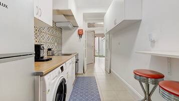 Een koelkast, een magnetron, een oven, een kookplaat