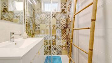 Shower, hair dryer, towels