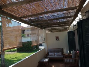 Property grounds - Apartment 'El Cantil' with Private Terrace, Shared Garden and Wi-Fi (Isla Cristina)