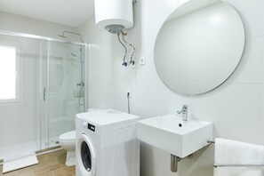 Suihku, hiustenkuivaaja, pyyhkeet