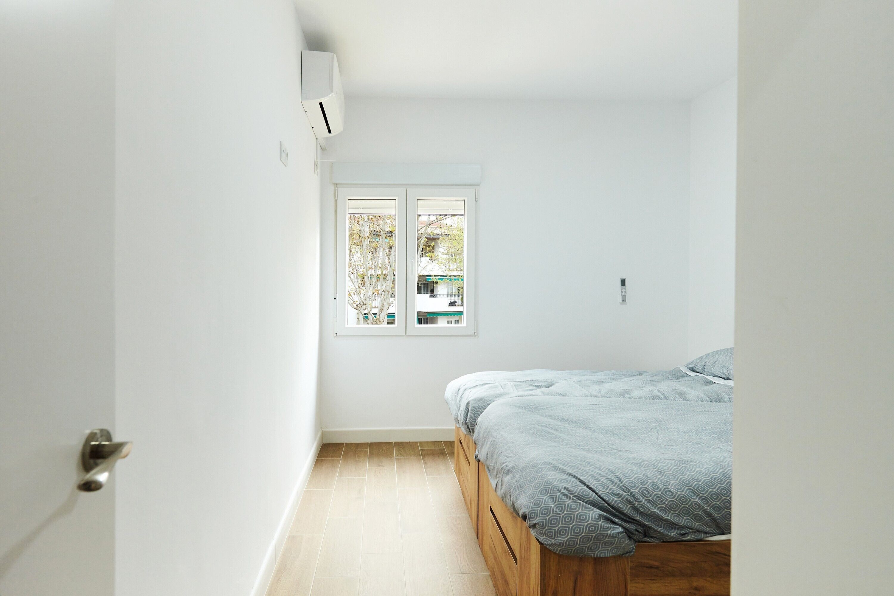 Une chambre à coucher avec un lit, une fenêtre et une porte.