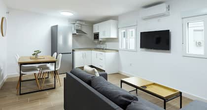 Apartment 'La Victoria C' with Balcony, Wi-Fi and Air Conditioning