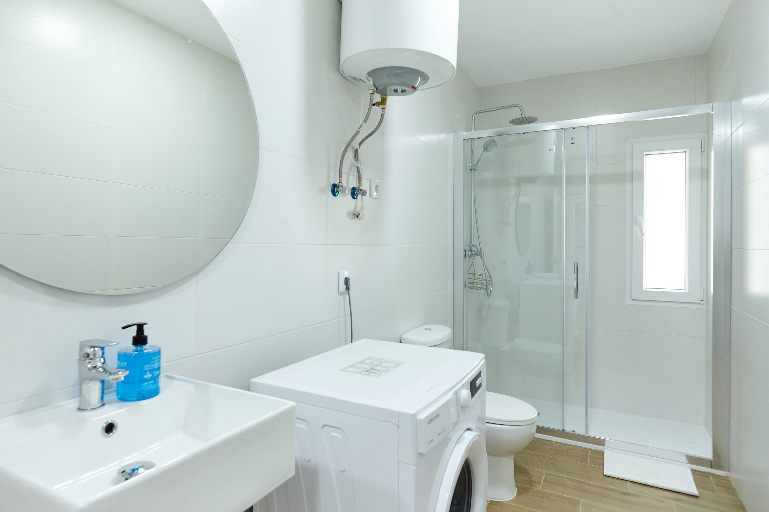 Een douche, een haardroger, handdoeken