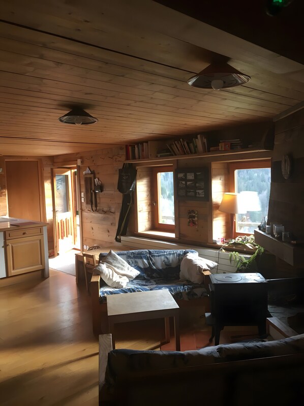 Interior - Apartment 'Savolaire' with Mountain View, Private Garden and Wi-Fi (Abondance)