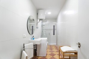 Een douche, een haardroger, handdoeken
