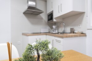 Een koelkast, een microgolfoven, een kookplaat