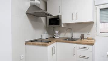 Kühlschrank, Mikrowelle, Herdplatte, Wasserkocher mit Kaffee-/Teezubehör