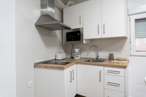 Kjøleskap, mikrobølgeovn, kokeplater og kaffetrakter/tekoker