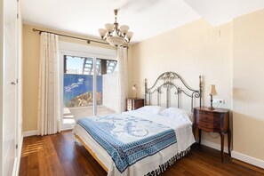 3 slaapkamers, een strijkplank/strijkijzer, gratis wifi, beddengoed