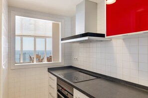 Fridge, microwave, oven, stovetop - Apartment 'Rocamar' with Sea View, Wi-Fi and Air Conditioning (Cabo de Palos)