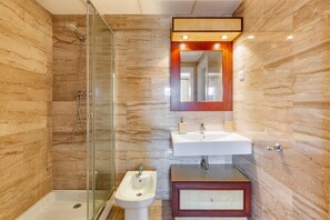 Bruser, hårtørrer, håndklæder