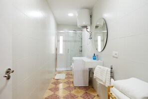 Douche, sèche-cheveux, serviettes fournies