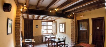 Casa rural 'El Encuentro' con arquitectura tradicional de adobe y madera.