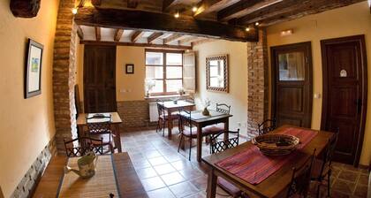 Maison rurale 'El Encuentro' à l’architecture traditionnelle en adobe et bois