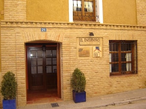 Un bâtiment sur lequel on peut lire l’inscription « EL ENCUENTRO, centre de repos et de bien-être », et au-dessus de l’entrée, le numéro « 21 ».