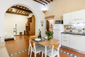 Réfrigérateur, micro-ondes, plaque de cuisson, bouilloire électrique